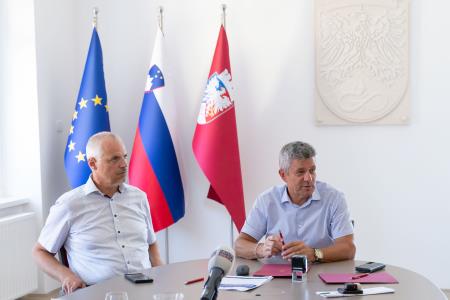 podpis pogodb za gradbeno obrtniška dela za ureditev CDZOM Postojna (11)